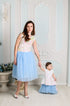 Fliteru kleitas ar gaiši ziliem tilla svārkiem ''Agate'' mammai un meitai