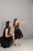 Melns tērpu komplekts mammai un meitai ''Monika'' ar ziedu aplikāciju