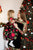 Melnas kleitas ar sarkanu rožu aplikāciju ''Mollija'' mammai un meitai